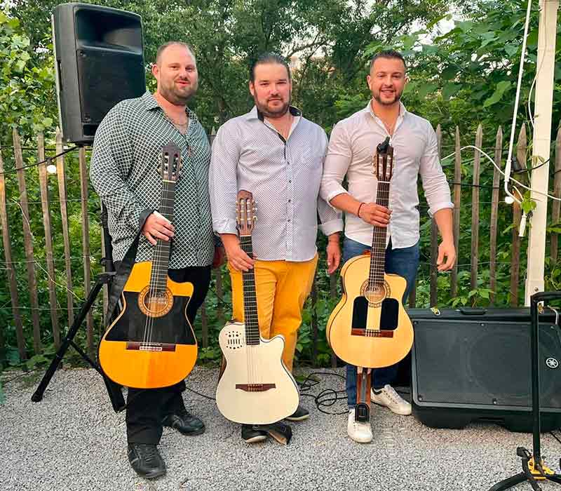 Gipsy events : 3 hommes en chemise avec guitare à la main
